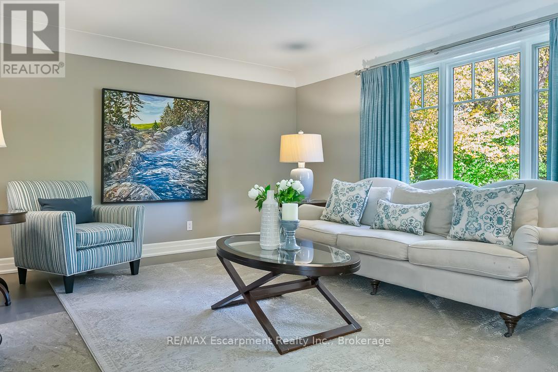 278 Carolyn Drive, Oakville, Ontario  L6K 3M6 - Photo 4 - W12513920