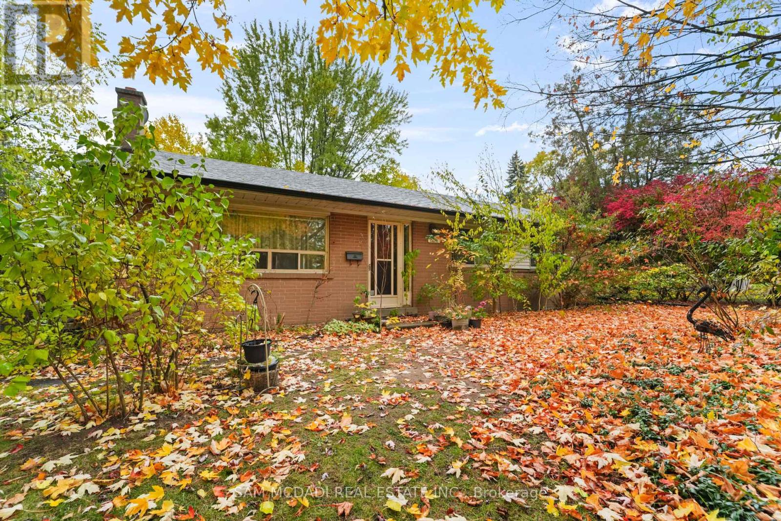 1610 Magenta Court, Mississauga, Ontario L5G 3A7 - Photo 11 - W12500068