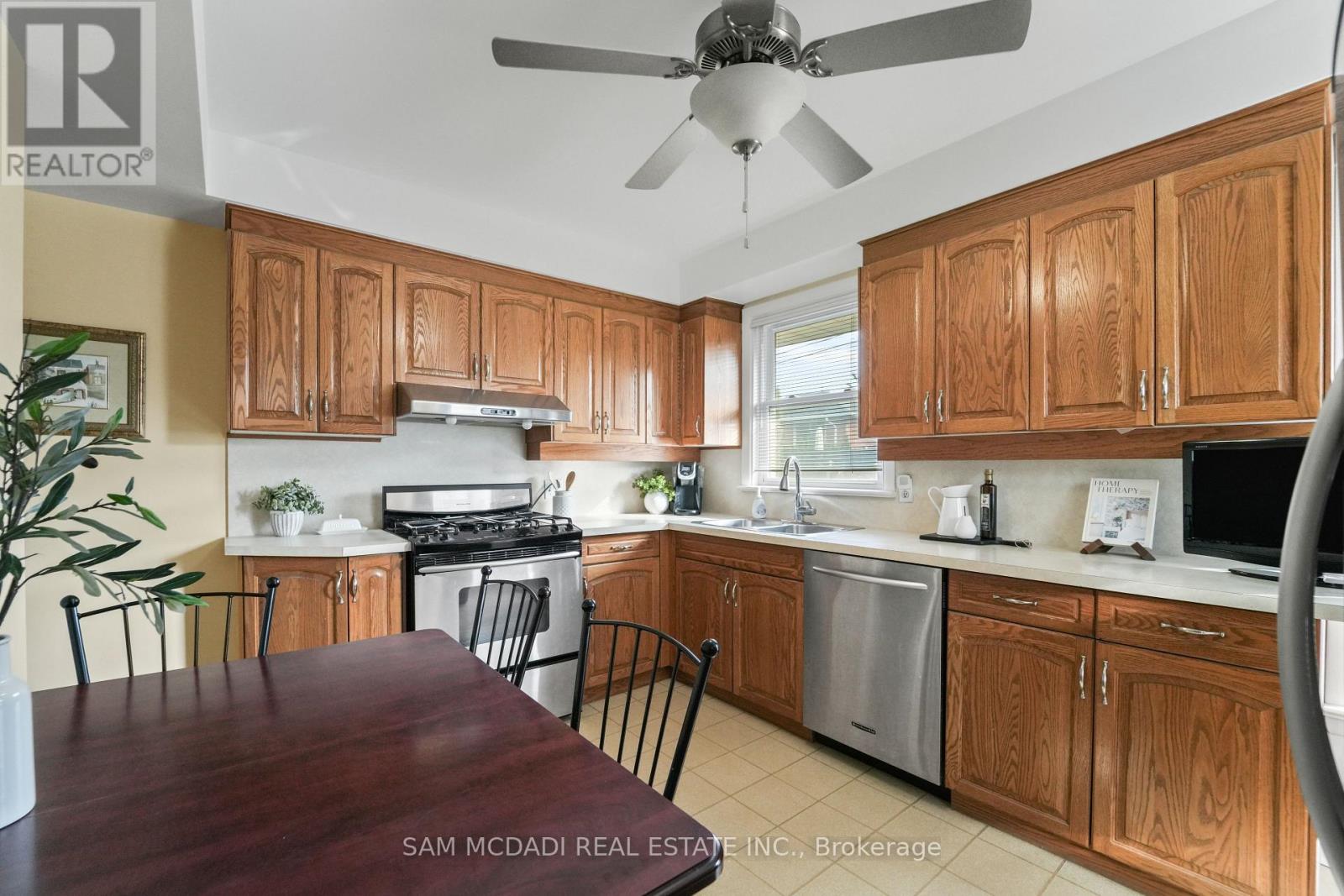 185 Rathburn Road, Toronto, Ontario  M9B 2L2 - Photo 9 - W12513466