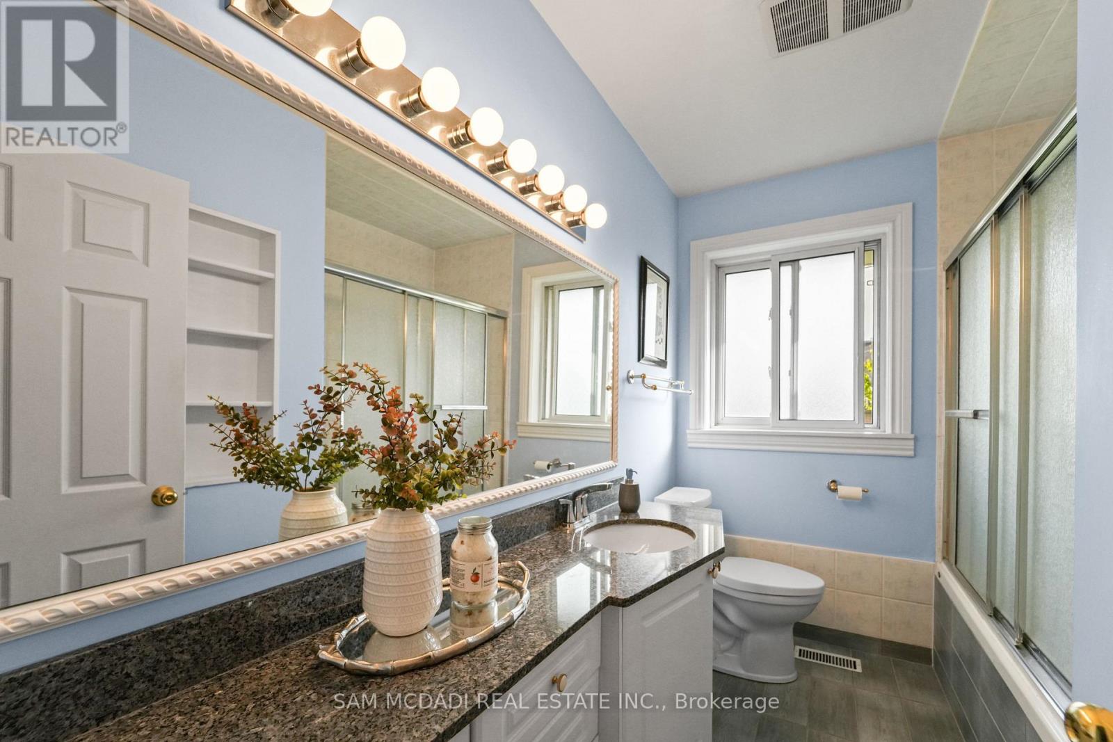 185 Rathburn Road, Toronto, Ontario  M9B 2L2 - Photo 13 - W12513466