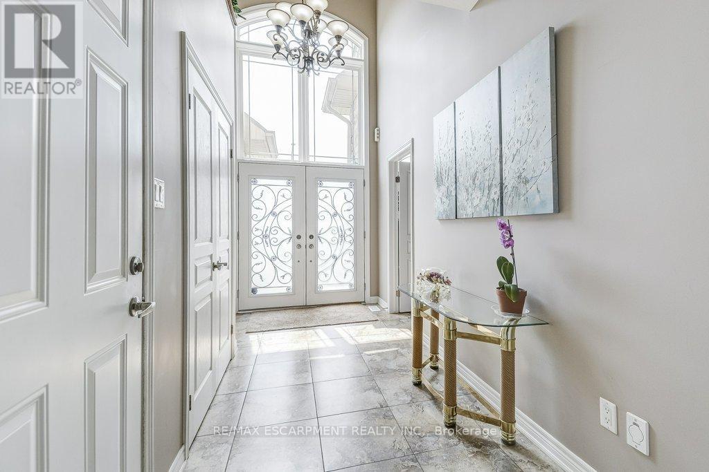 33 Lockman Drive, Hamilton, Ontario  L9K 0B9 - Photo 3 - X12513642