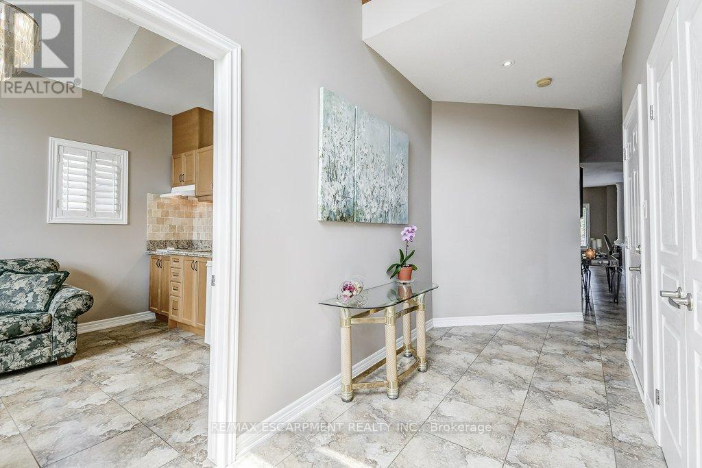 33 Lockman Drive, Hamilton, Ontario  L9K 0B9 - Photo 4 - X12513642