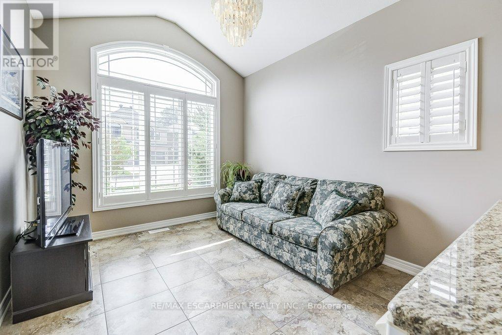 33 Lockman Drive, Hamilton, Ontario  L9K 0B9 - Photo 5 - X12513642