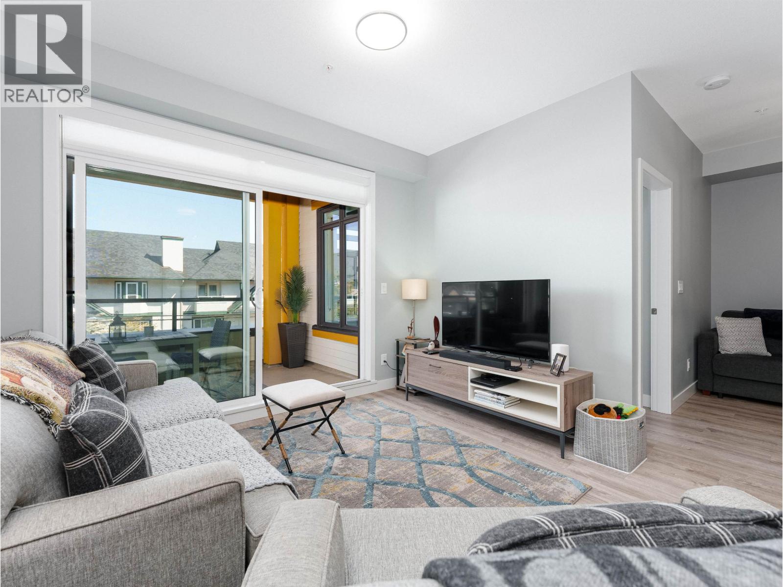 301 3971 Hastings Street, Burnaby, British Columbia  V5C 2H8 - Photo 2 - R3065104