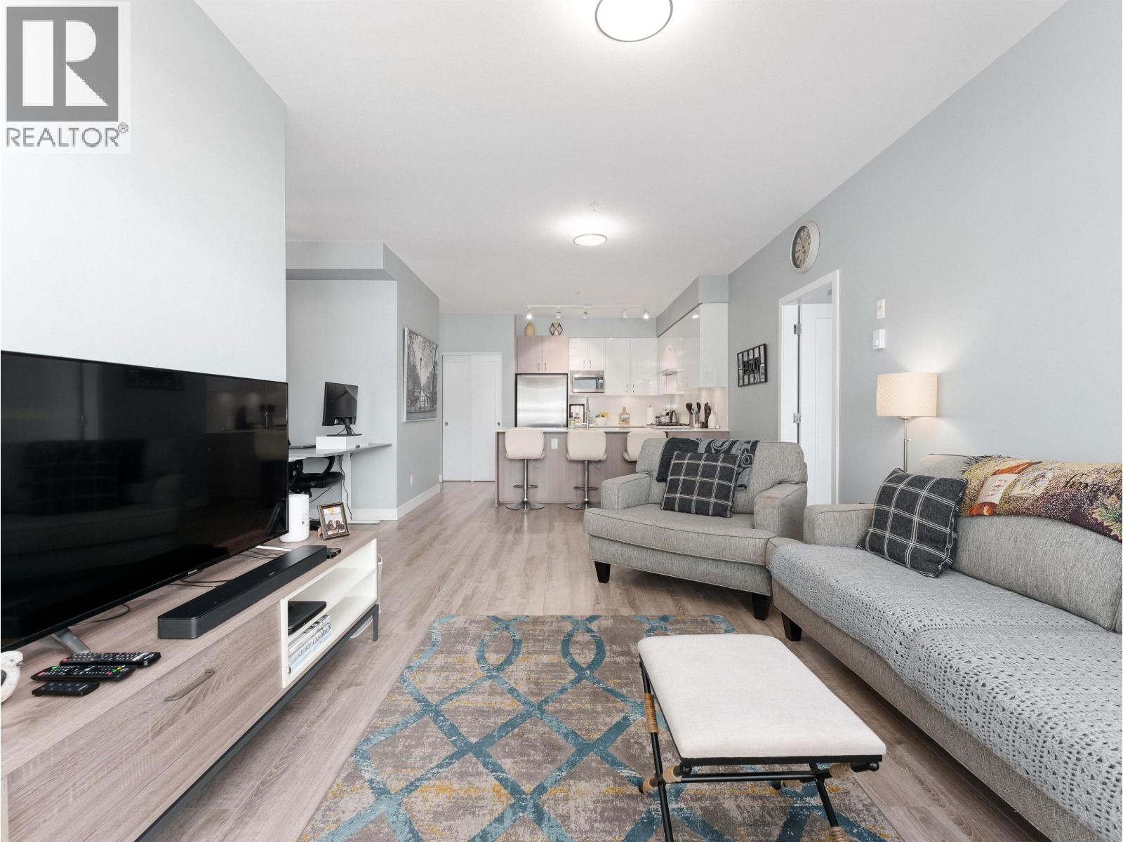 301 3971 Hastings Street, Burnaby, British Columbia  V5C 2H8 - Photo 3 - R3065104