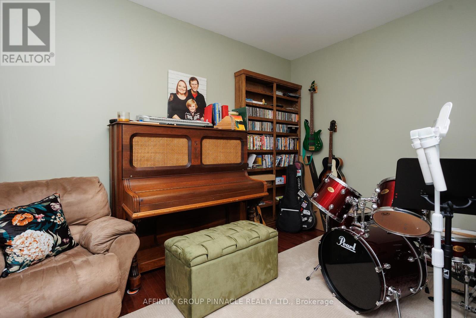 20 Ellis Crescent, Kawartha Lakes, Ontario K9V 0A5 - Photo 8 - X12497748