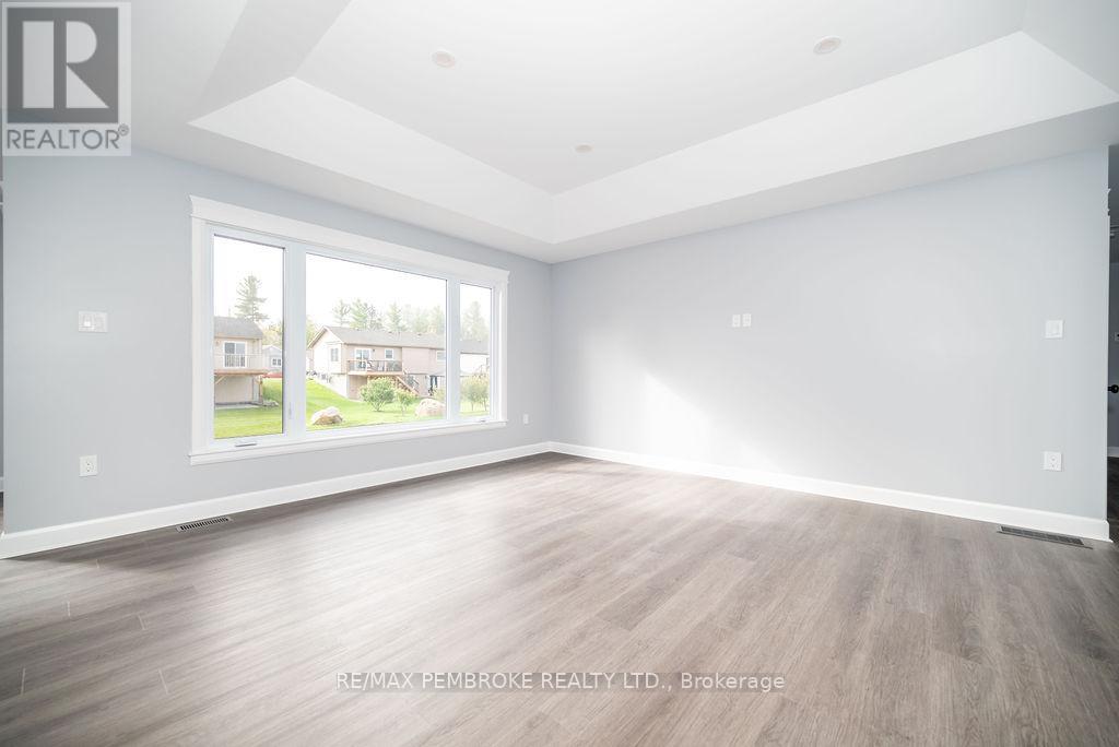 22 Durant Street, Petawawa, Ontario K8H 0G2 - Photo 10 - X12513990