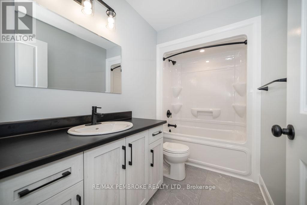 22 Durant Street, Petawawa, Ontario K8H 0G2 - Photo 13 - X12513990