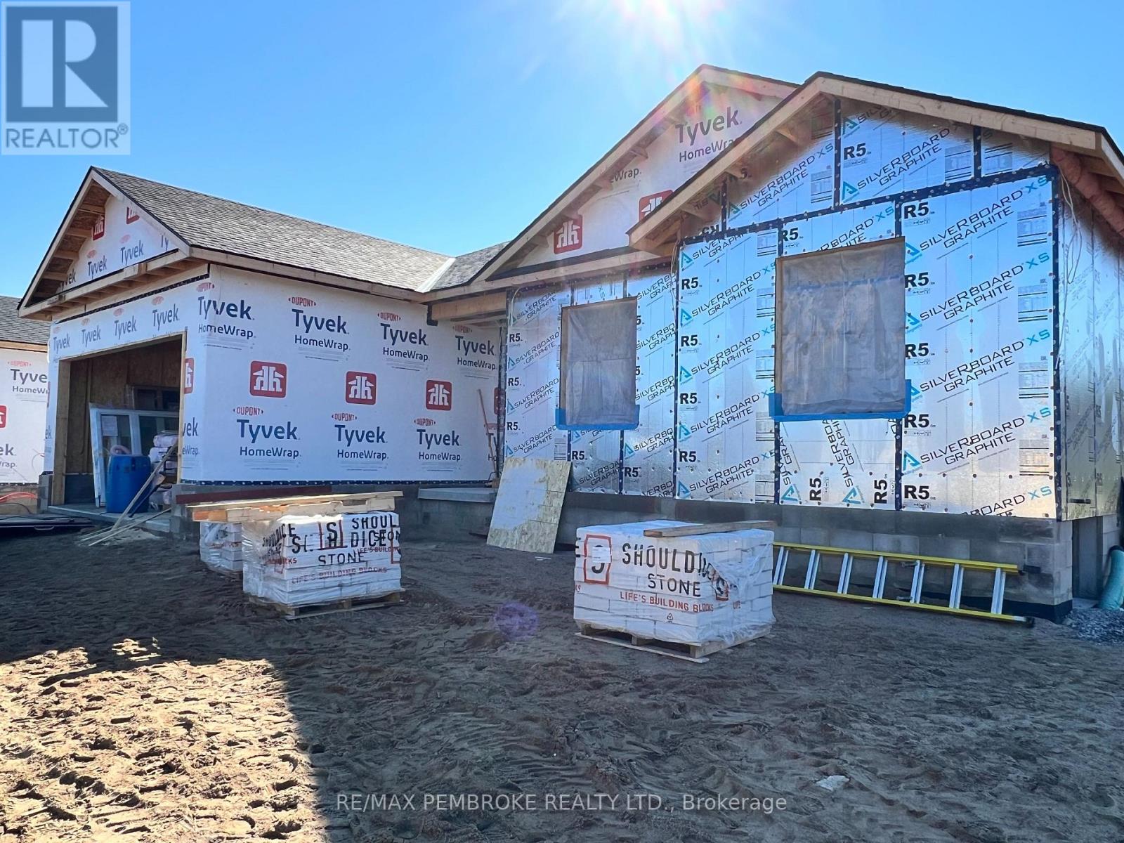 22 Durant Street, Petawawa, Ontario K8H 0G2 - Photo 1 - X12513990