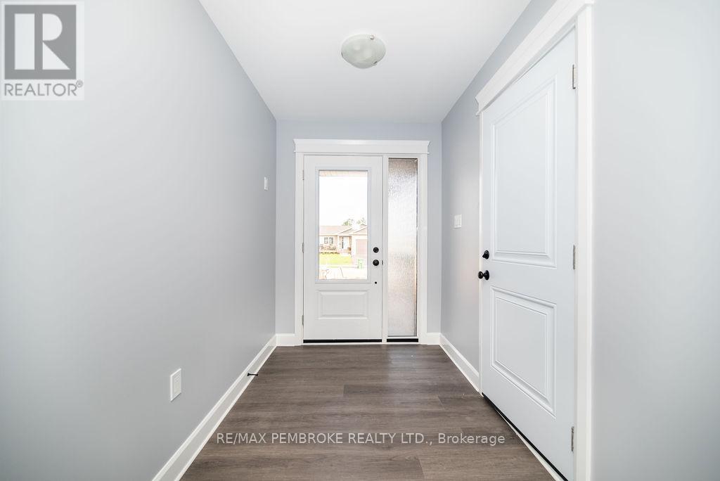 22 Durant Street, Petawawa, Ontario K8H 0G2 - Photo 12 - X12513990