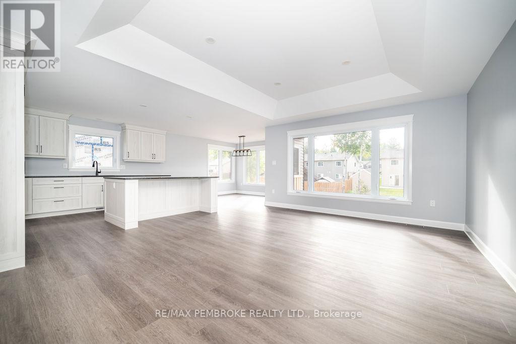 22 Durant Street, Petawawa, Ontario K8H 0G2 - Photo 11 - X12513990