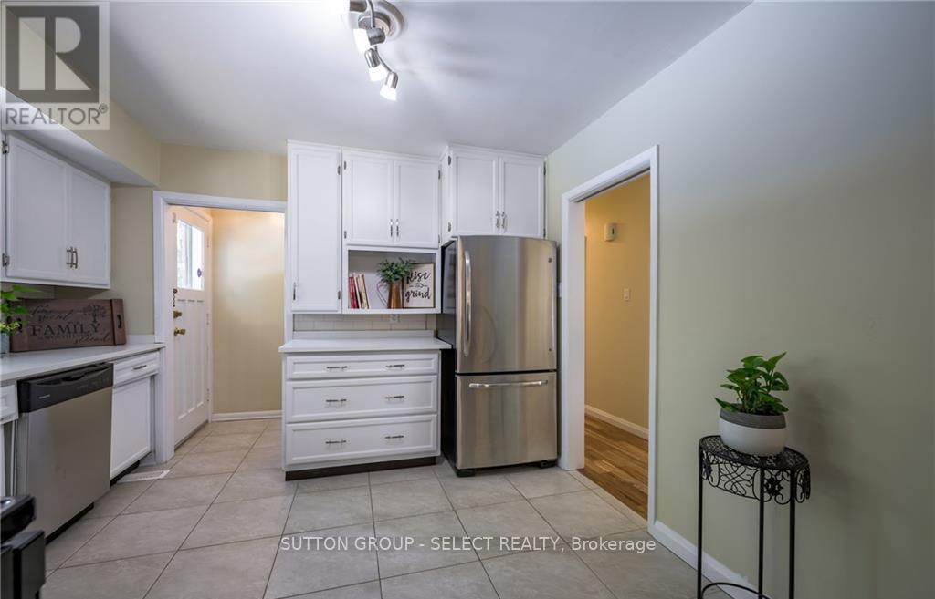 Upper - 6 Kirkton Court, London North, Ontario N5X 1T2 - Photo 13 - X12513940