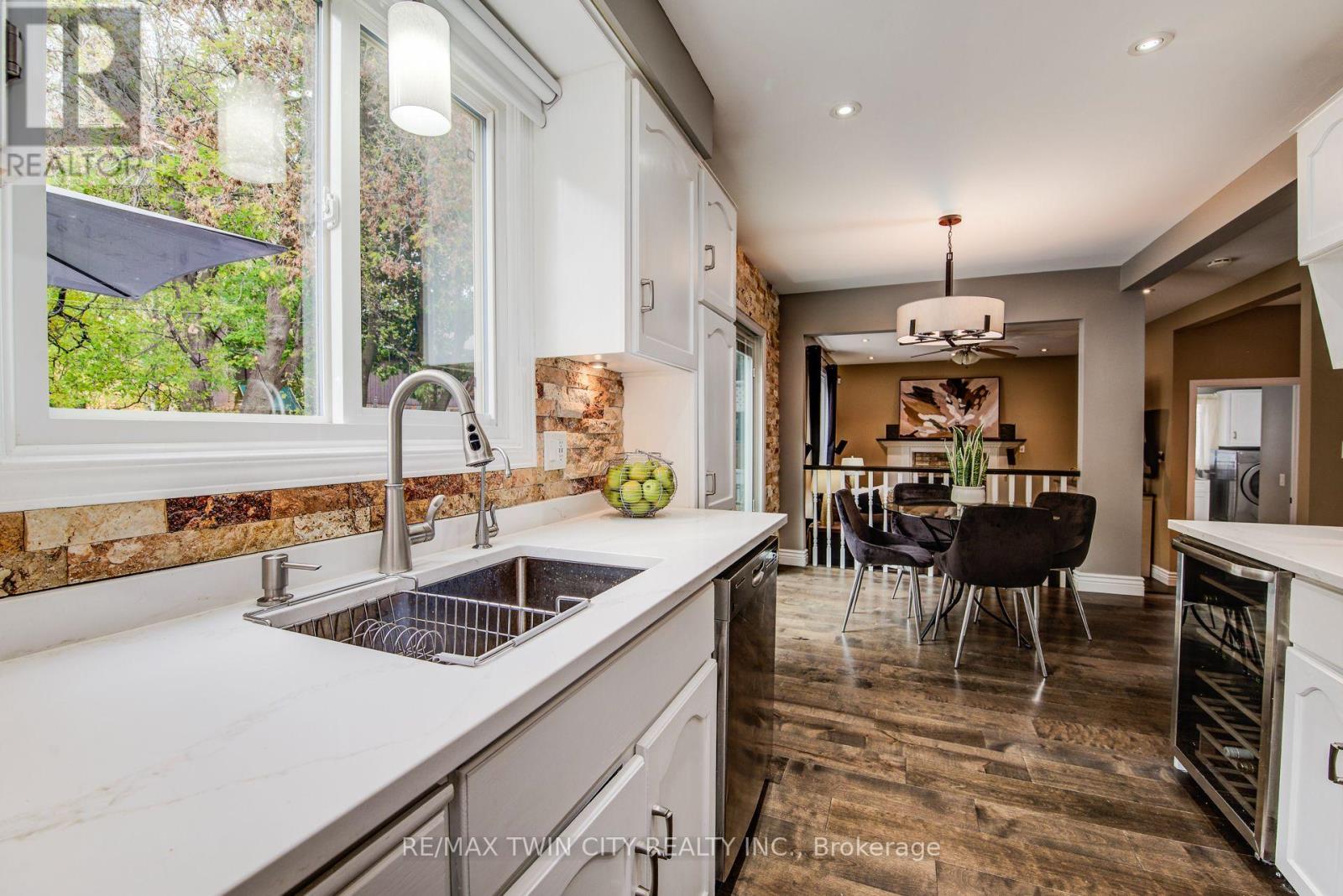 295 Wiltshire Place, Waterloo, Ontario  N2T 1R3 - Photo 15 - X12483947