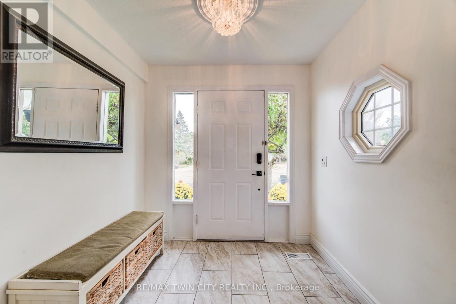 295 Wiltshire Place, Waterloo, Ontario  N2T 1R3 - Photo 6 - X12483947