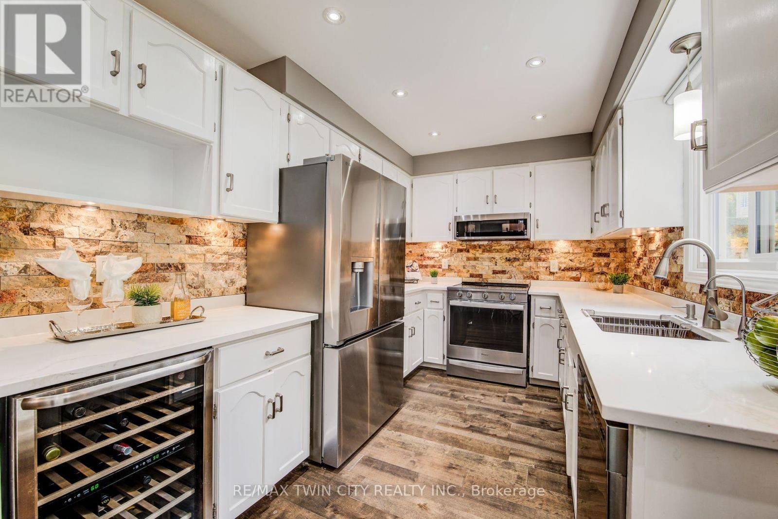 295 Wiltshire Place, Waterloo, Ontario  N2T 1R3 - Photo 2 - X12483947