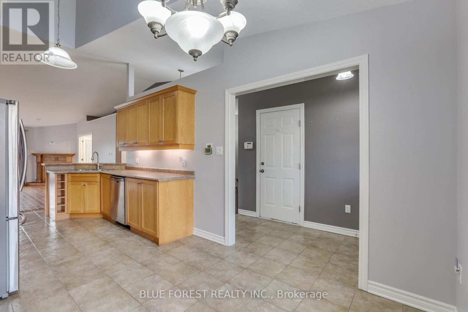 5 - 5 Foxhollow Drive, Thames Centre, Ontario  N0L 1G3 - Photo 5 - X12514096