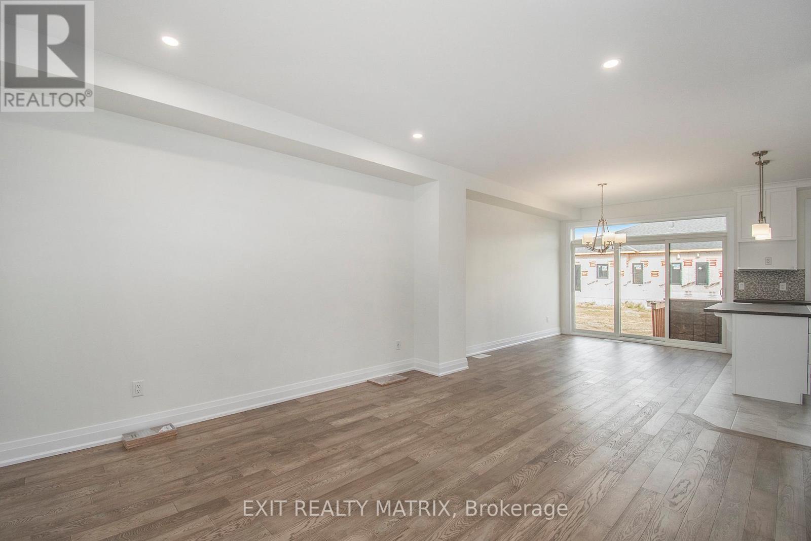 2016 Berne Street, Russell, Ontario K0A 1W0 - Photo 4 - X12514048