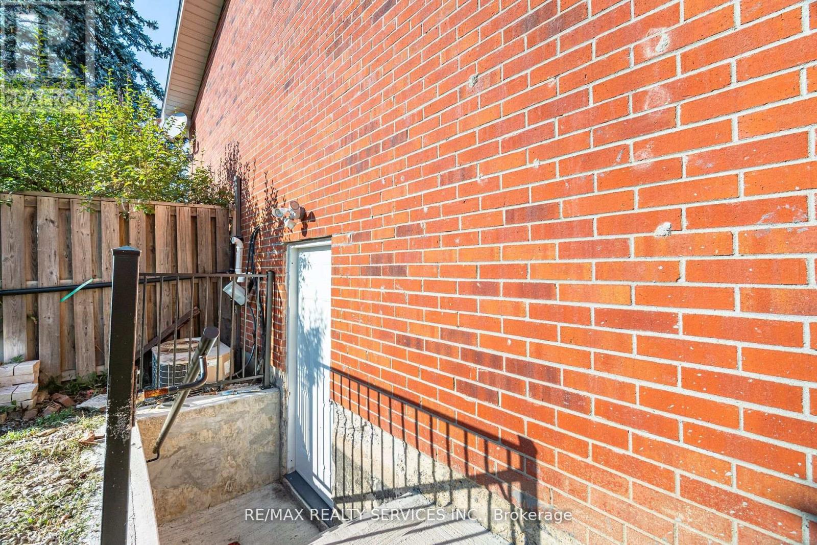 73 Blackthorn Lane, Brampton, Ontario L6V 3K9 - Photo 30 - W12476033