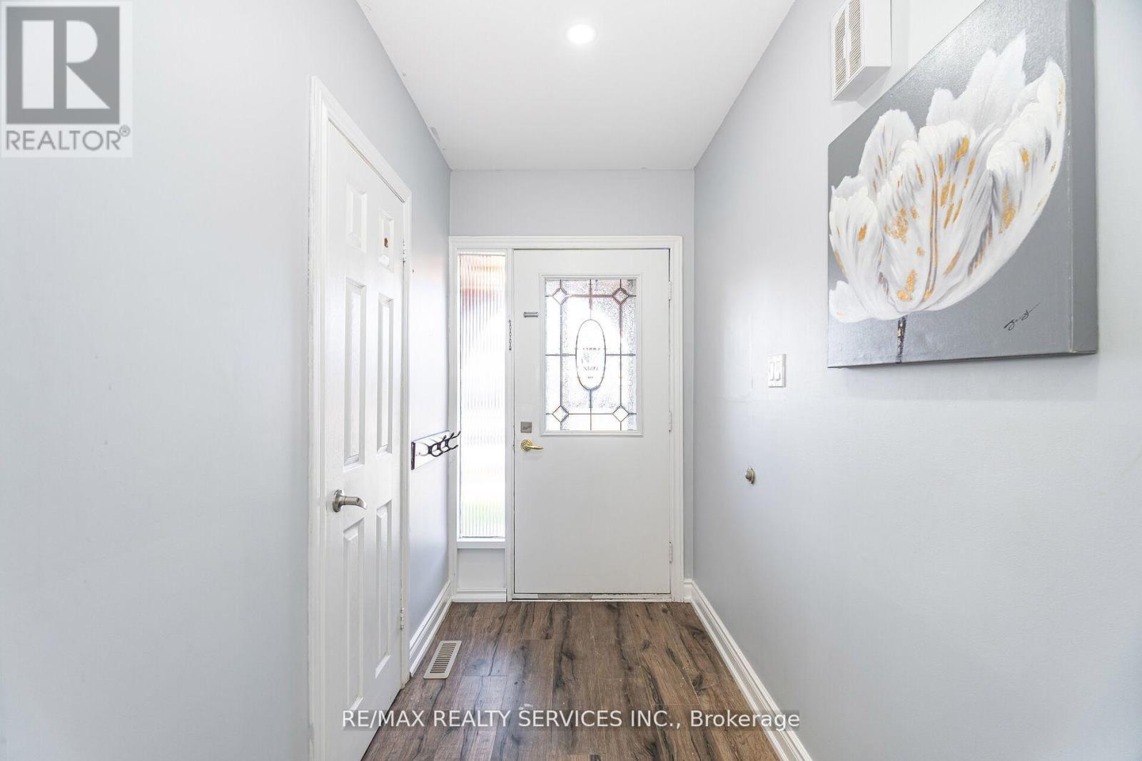 73 Blackthorn Lane, Brampton, Ontario L6V 3K9 - Photo 5 - W12476033