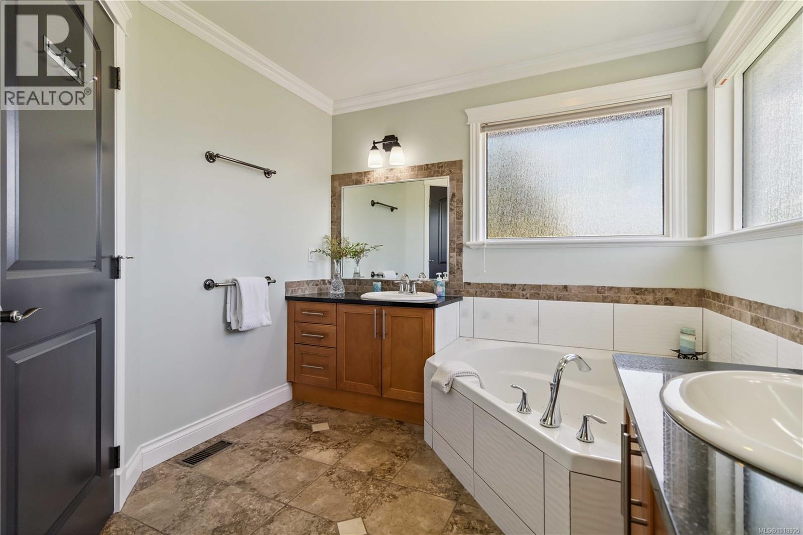 1702 De Sousa Pl, Saanich, British Columbia  V8N 3L2 - Photo 33 - 1018935