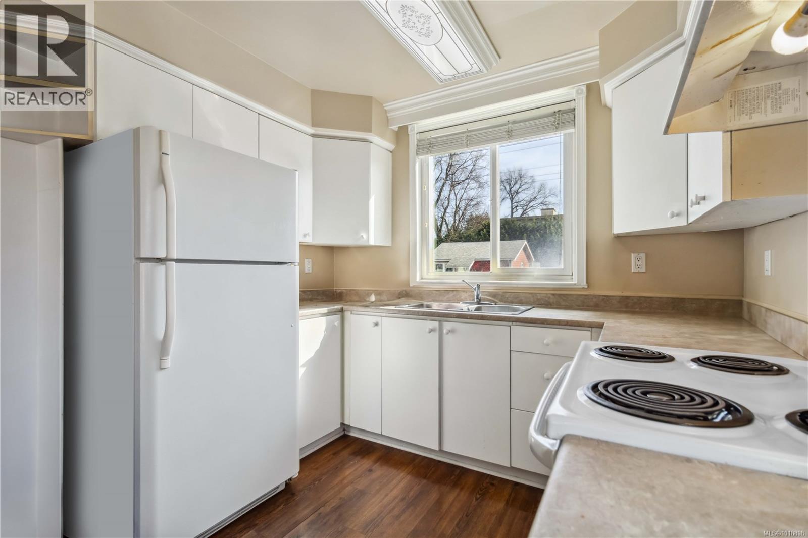 806 Old Esquimalt Rd, Esquimalt, British Columbia  V9A 4X1 - Photo 13 - 1018898