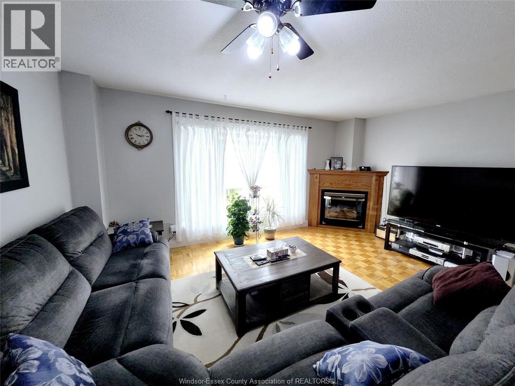 6374 Thornberry, Windsor, Ontario  N8T 3A2 - Photo 3 - 25028134