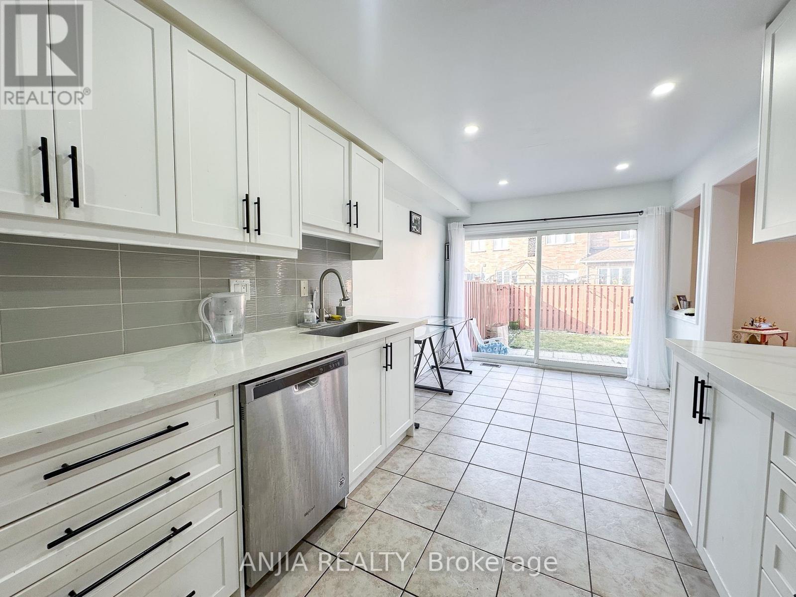 40 Cathmar Drive, Markham, Ontario  L6E 2H2 - Photo 10 - N12513944