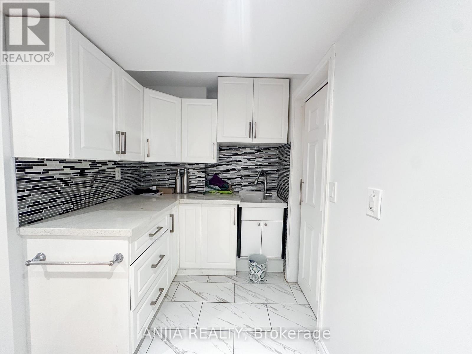 40 Cathmar Drive, Markham, Ontario  L6E 2H2 - Photo 13 - N12513944