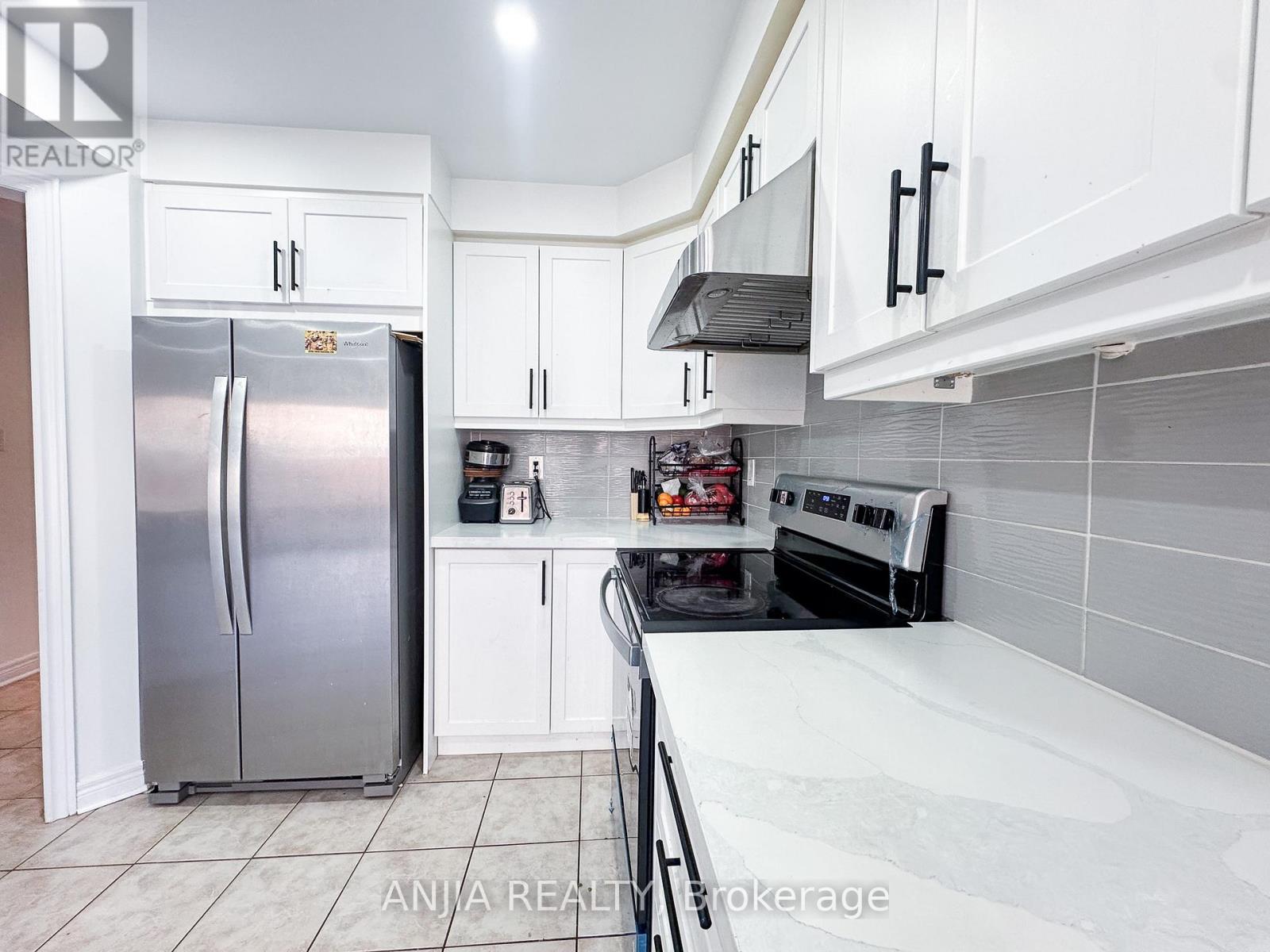 40 Cathmar Drive, Markham, Ontario  L6E 2H2 - Photo 9 - N12513944