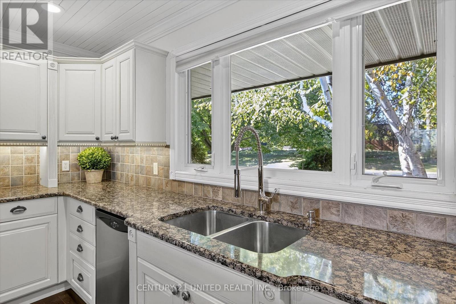 8 Oakwood Crescent, Peterborough, Ontario K9J 1N3 - Photo 14 - X12514050