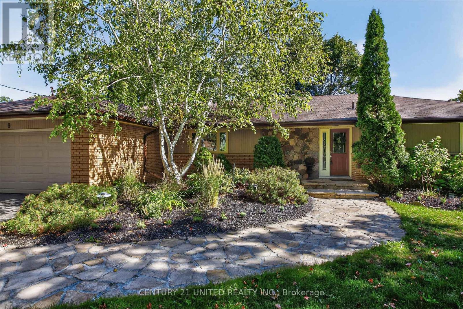 8 Oakwood Crescent, Peterborough, Ontario K9J 1N3 - Photo 2 - X12514050