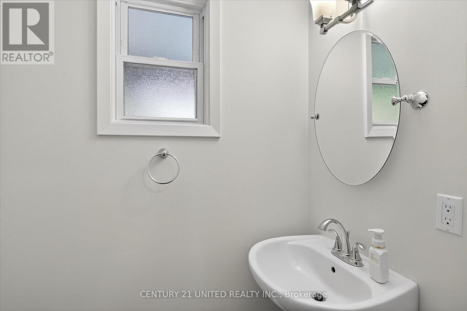 8 Oakwood Crescent, Peterborough, Ontario K9J 1N3 - Photo 22 - X12514050