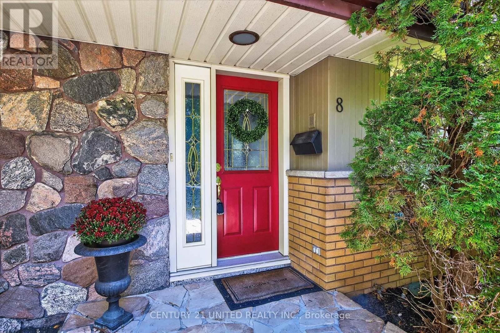 8 Oakwood Crescent, Peterborough, Ontario K9J 1N3 - Photo 3 - X12514050