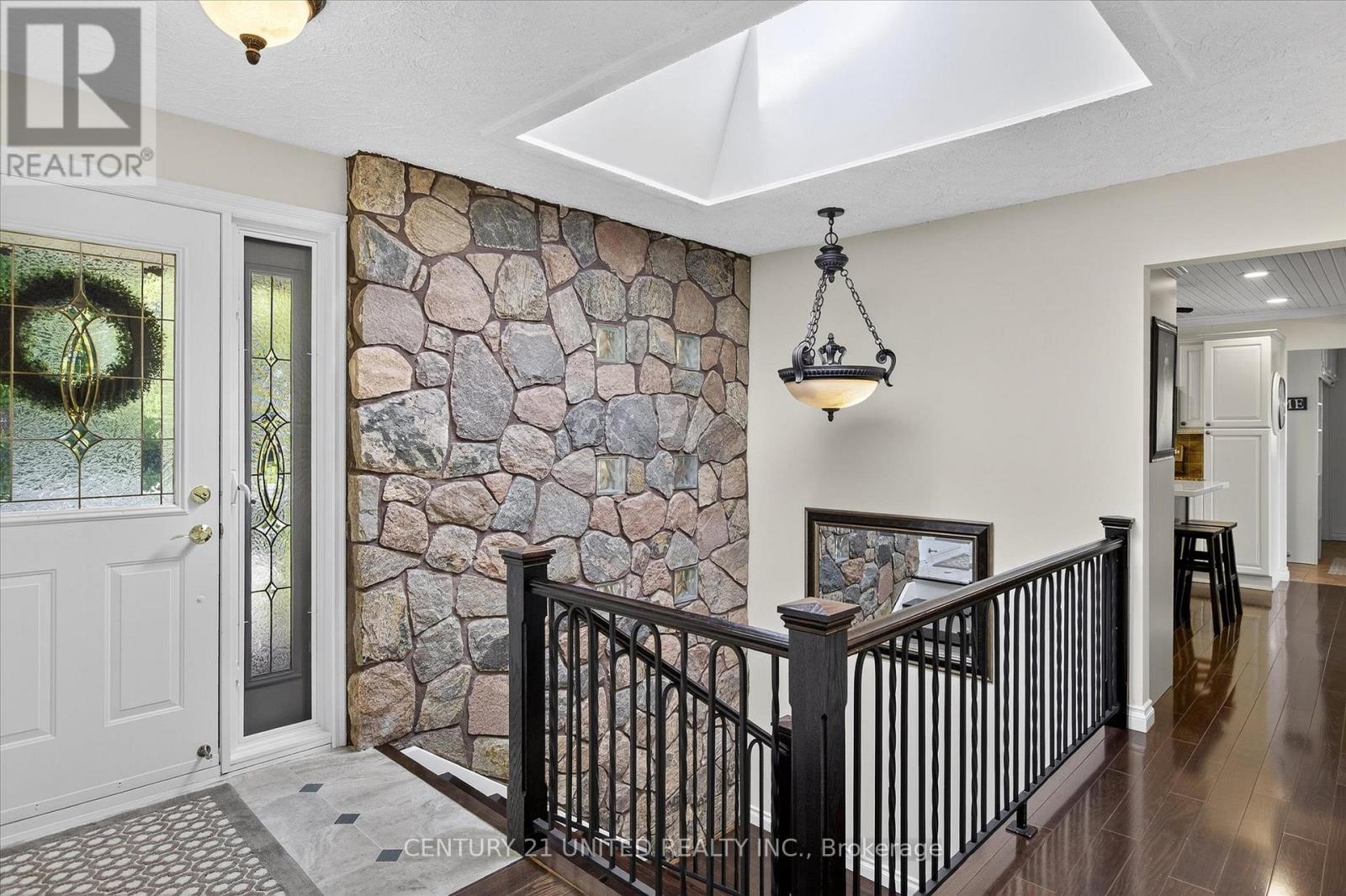 8 Oakwood Crescent, Peterborough, Ontario K9J 1N3 - Photo 4 - X12514050