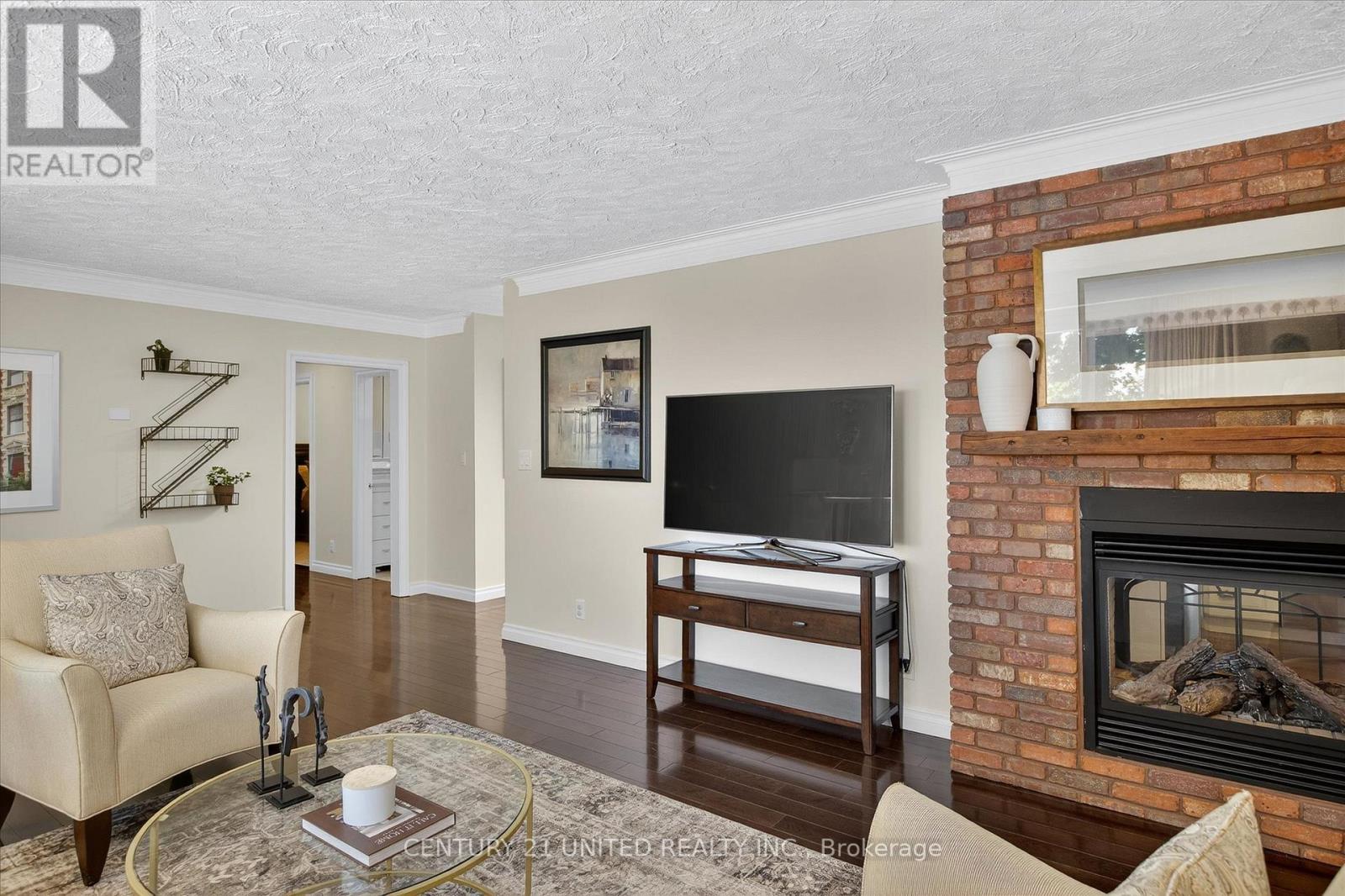 8 Oakwood Crescent, Peterborough, Ontario K9J 1N3 - Photo 6 - X12514050