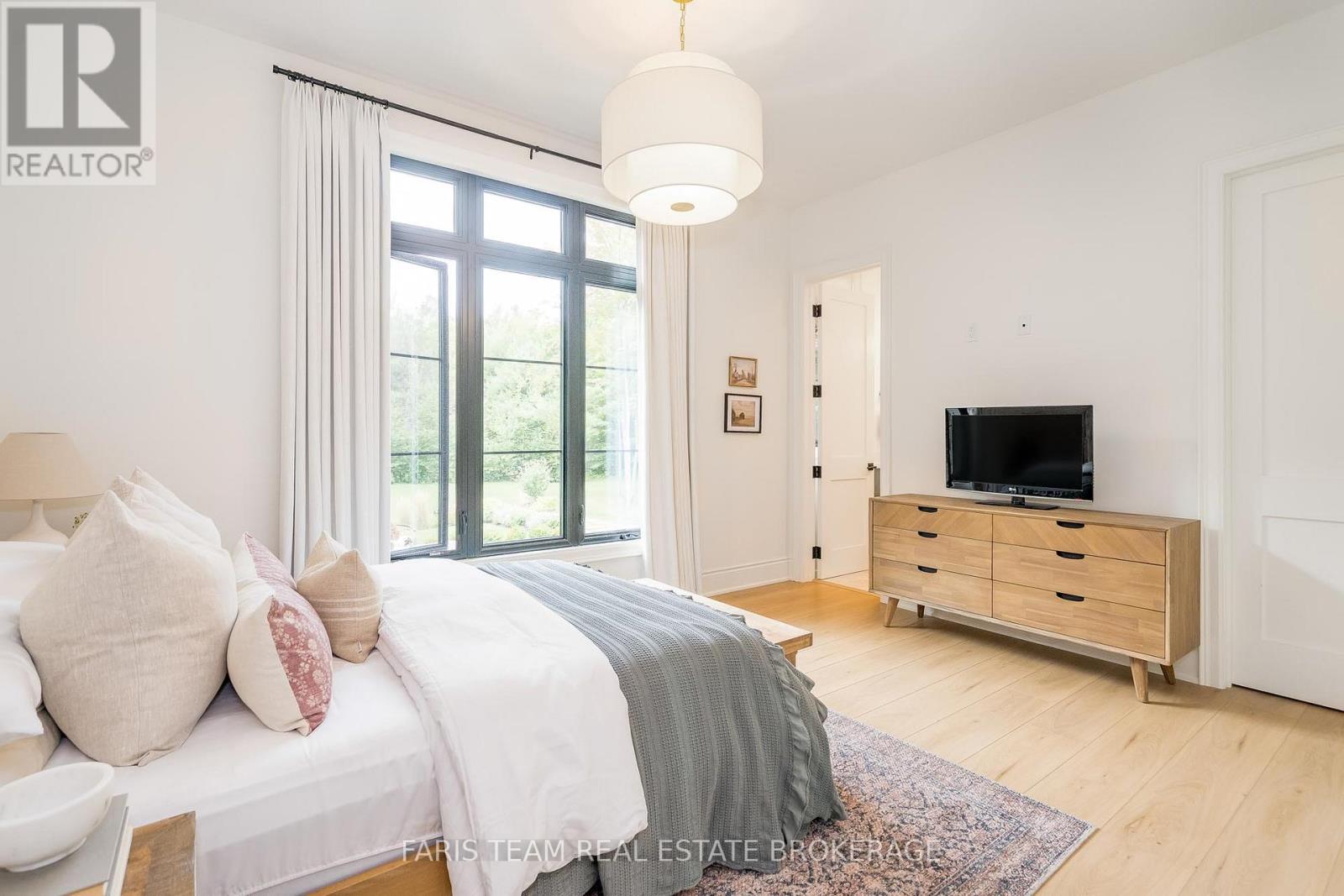 4 Sycamore Circle, Springwater, Ontario  L0L 2K0 - Photo 19 - S12513982