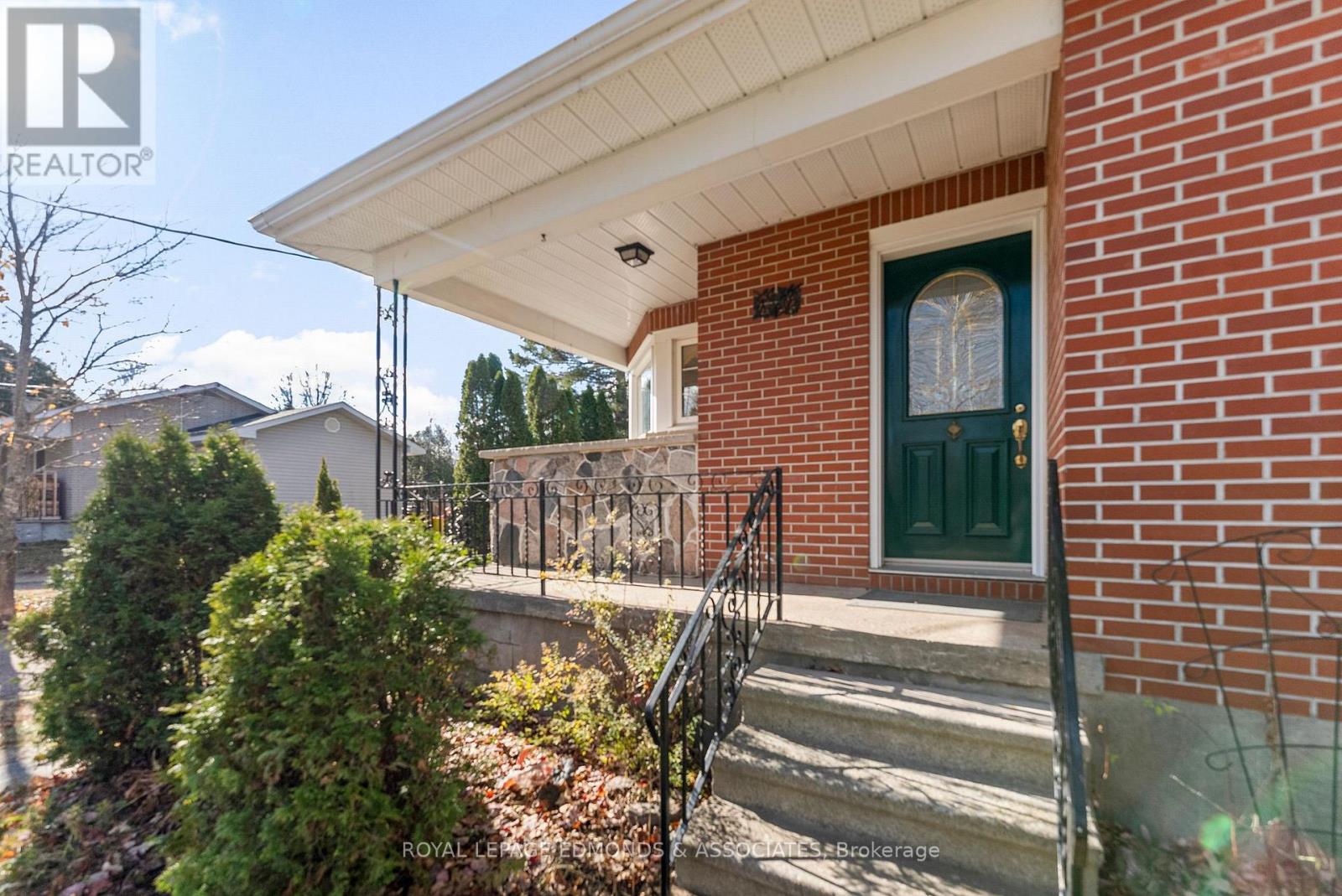 2323 B Line Road, Laurentian Valley, Ontario K8A 6W8 - Photo 2 - X12514142