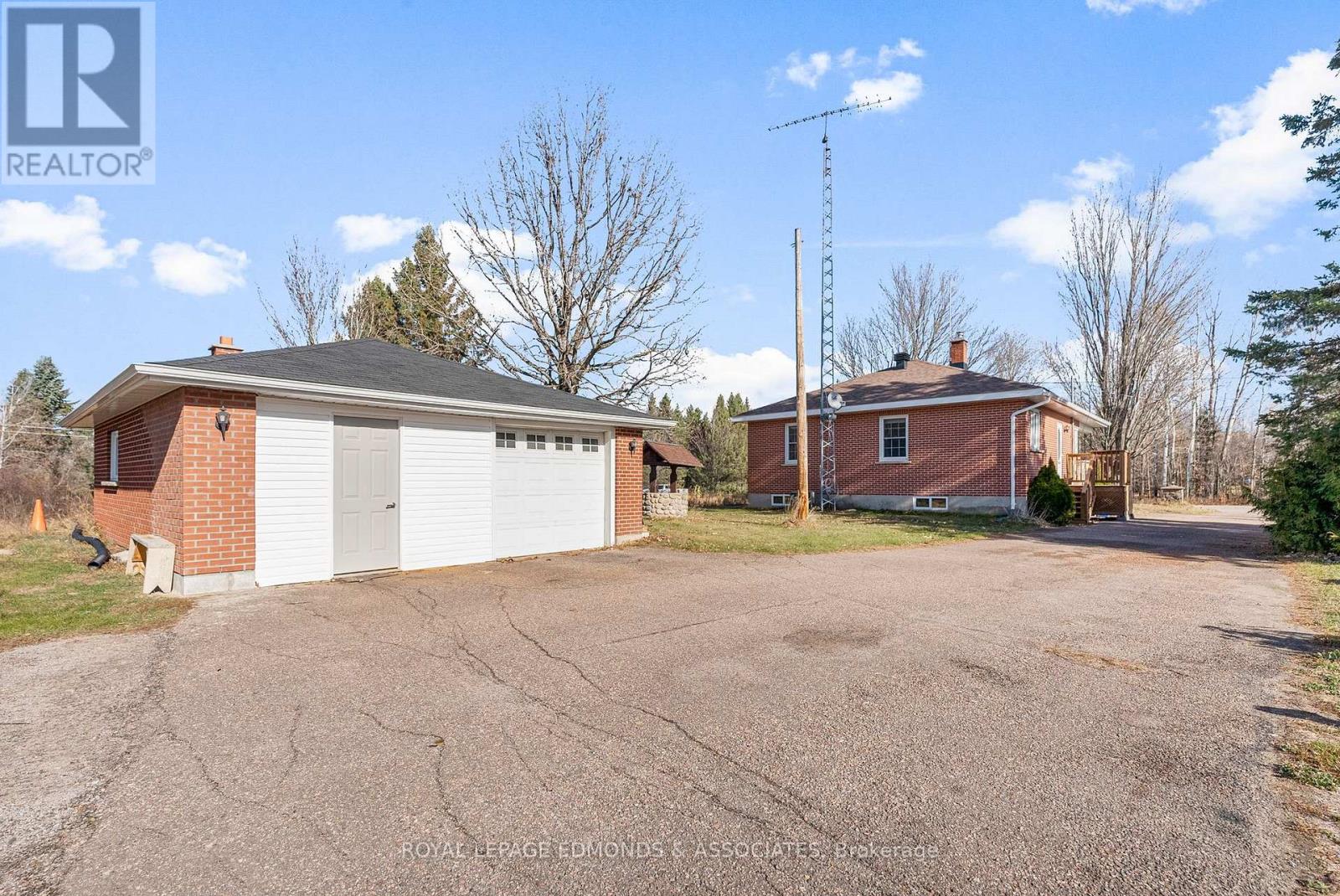 2323 B Line Road, Laurentian Valley, Ontario K8A 6W8 - Photo 3 - X12514142