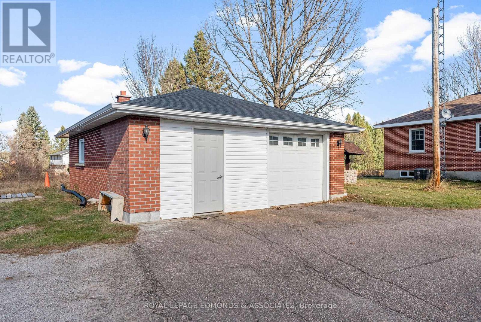 2323 B Line Road, Laurentian Valley, Ontario K8A 6W8 - Photo 4 - X12514142