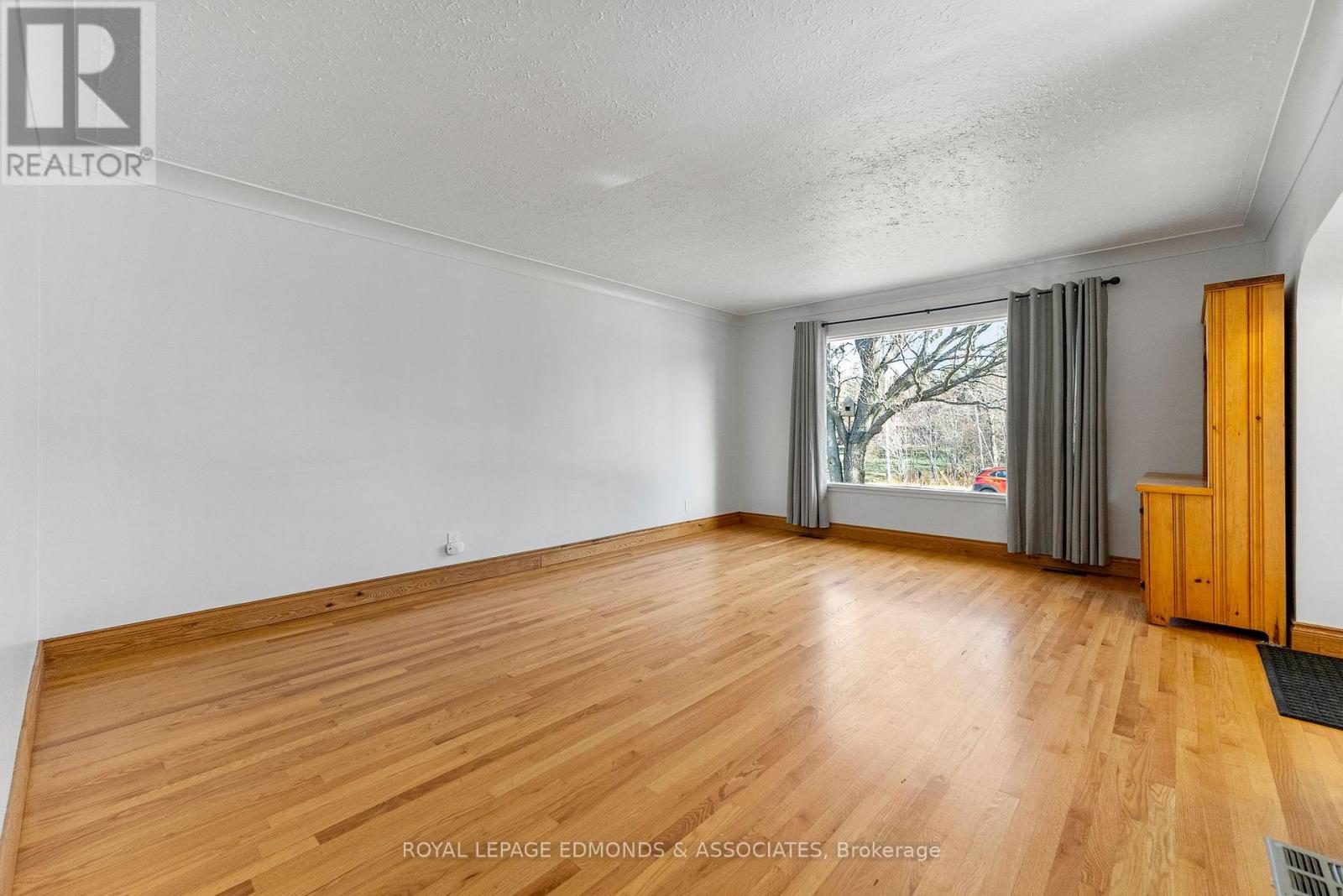 2323 B Line Road, Laurentian Valley, Ontario K8A 6W8 - Photo 5 - X12514142