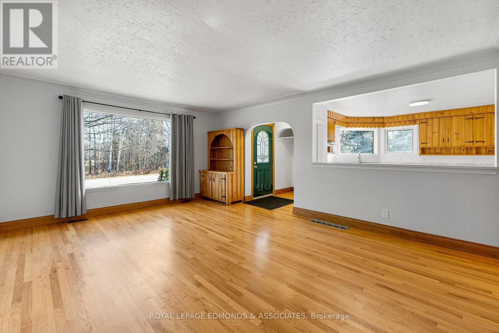 2323 B Line Road, Laurentian Valley, Ontario K8A 6W8 - Photo 6 - X12514142