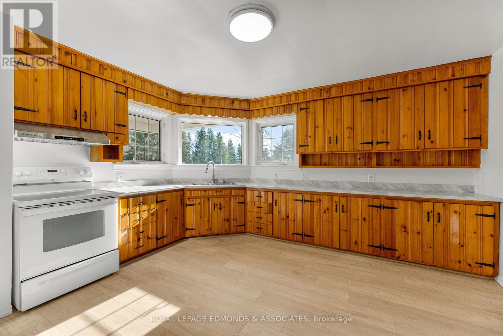 2323 B Line Road, Laurentian Valley, Ontario K8A 6W8 - Photo 7 - X12514142