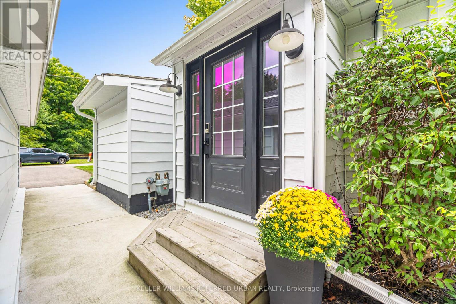 7067 Old Mill Lane, Mississauga, Ontario  L5W 1A1 - Photo 2 - W12513894