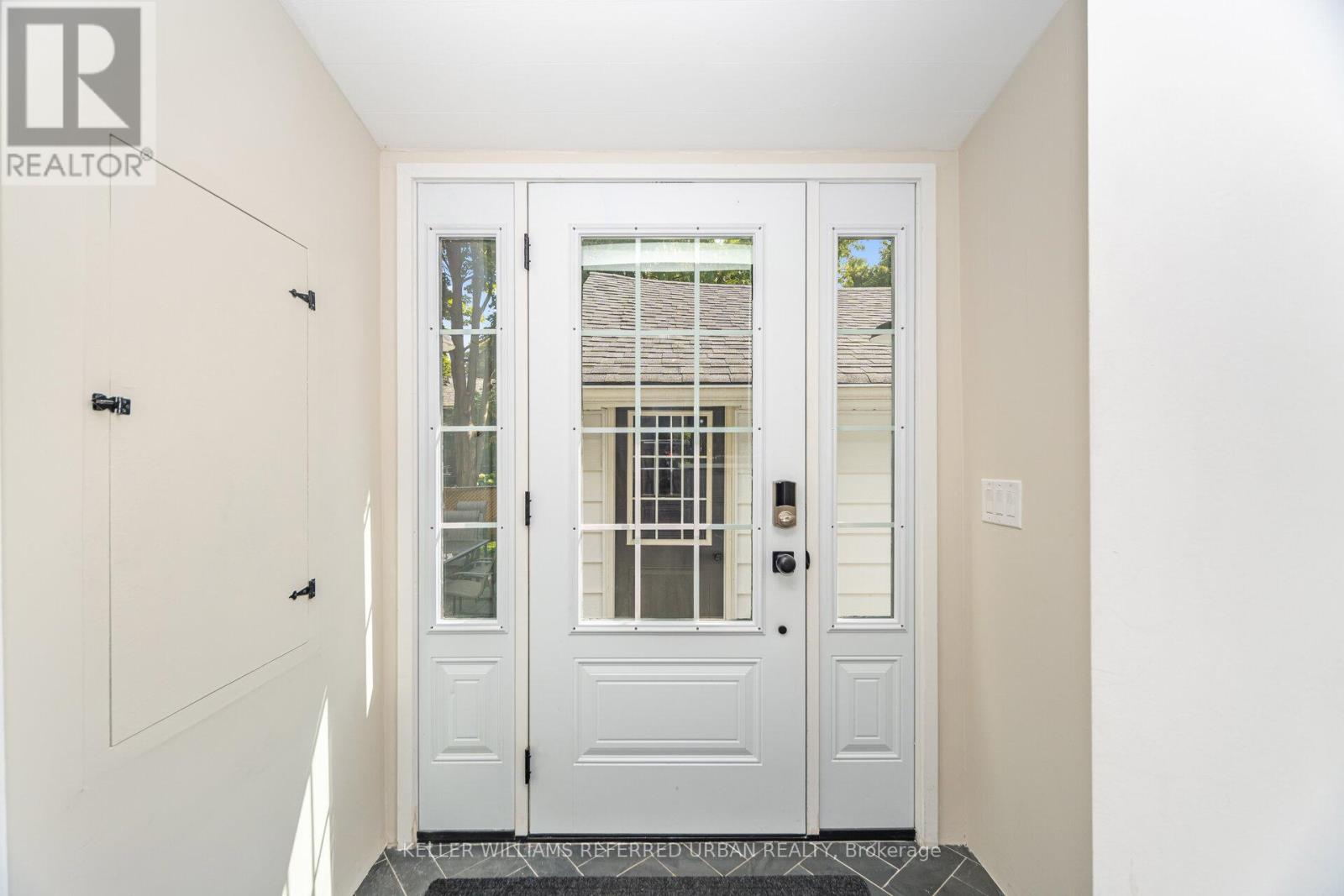 7067 Old Mill Lane, Mississauga, Ontario  L5W 1A1 - Photo 3 - W12513894