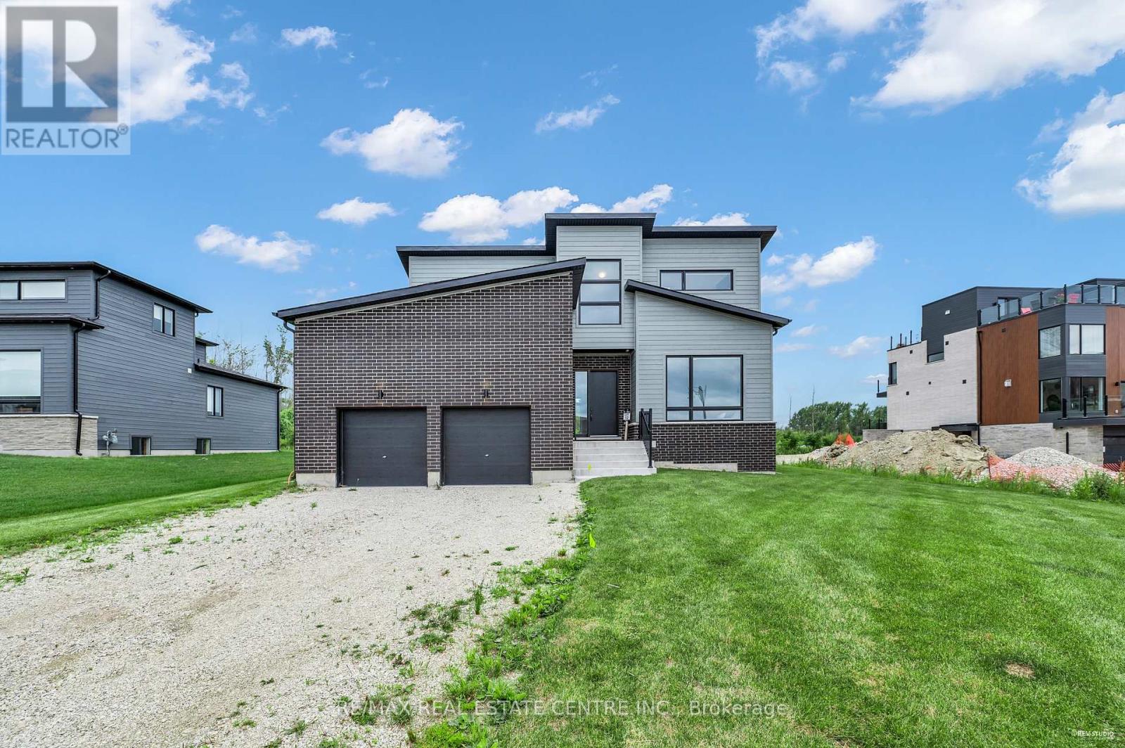 119 Sladden Court, Blue Mountains, Ontario N0H 2P0 - Photo 1 - X12513844