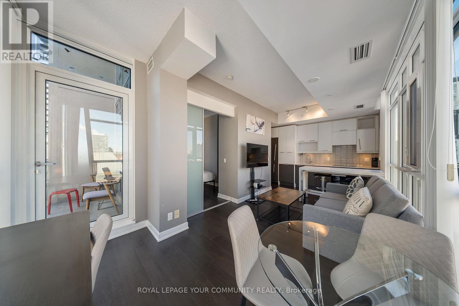 1602 - 30 Nelson Street, Toronto, Ontario M5V 0H5 - Photo 18 - C12514180