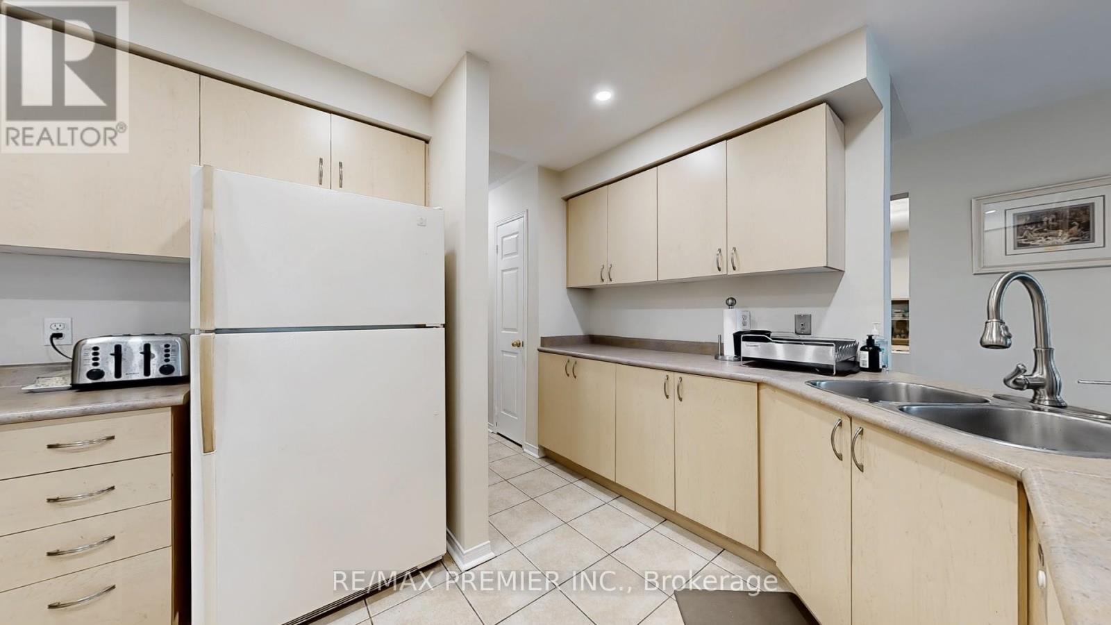 215 Drummond Drive, Vaughan, Ontario  L6A 3C1 - Photo 13 - N12513390