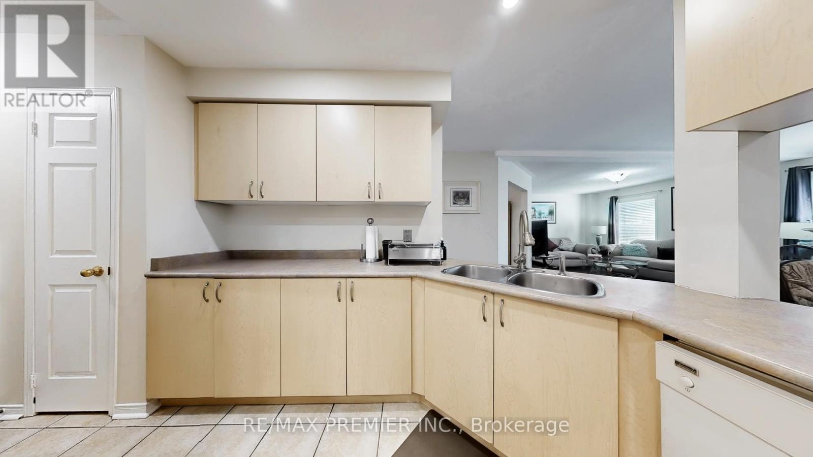 215 Drummond Drive, Vaughan, Ontario  L6A 3C1 - Photo 11 - N12513390