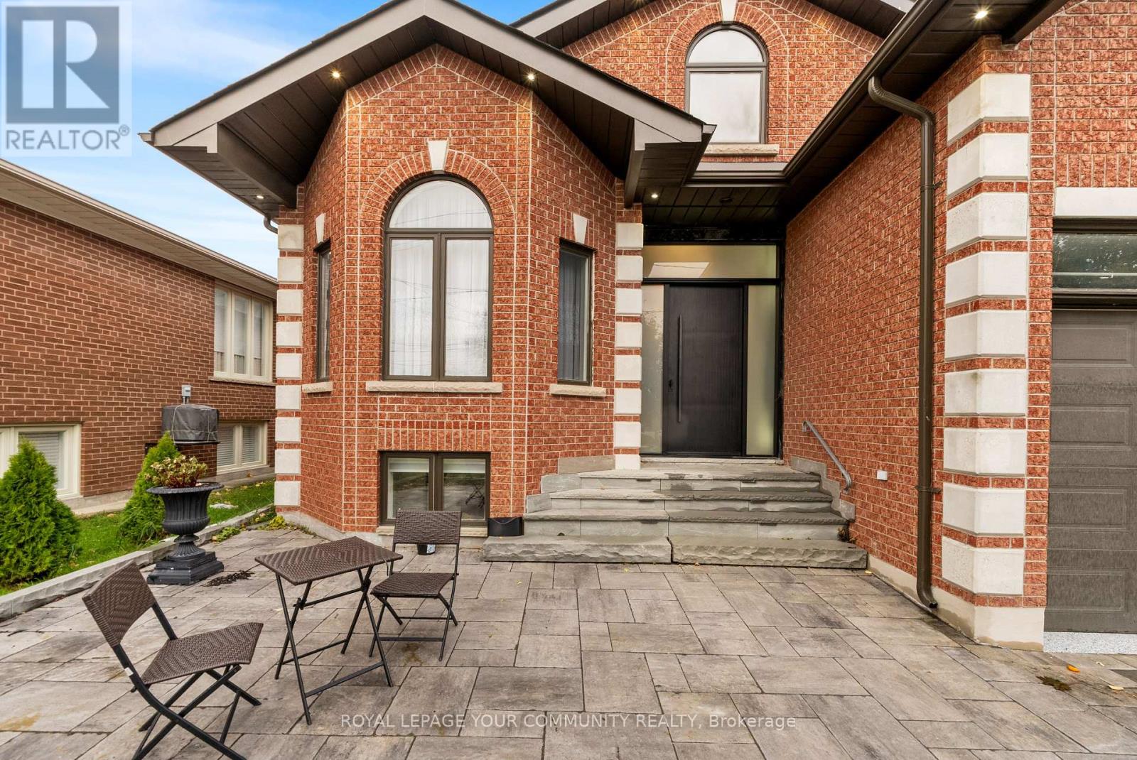 72a Oxford Street, Richmond Hill, Ontario  L4C 4L5 - Photo 2 - N12514092