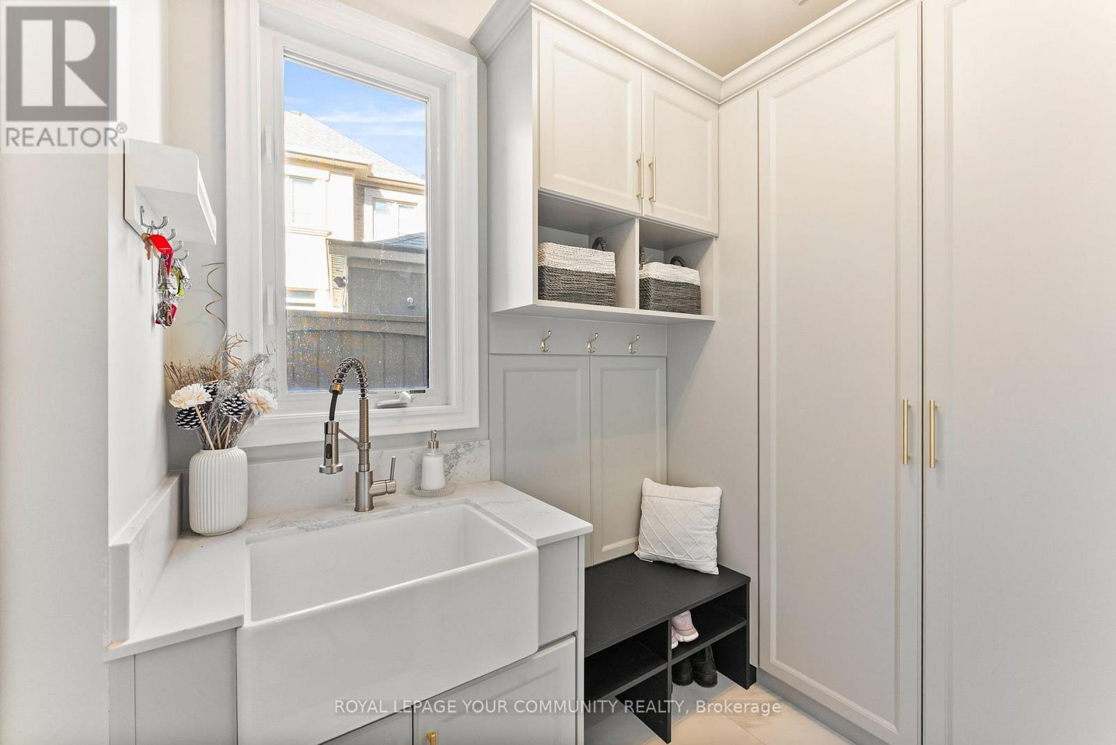 39 Rivoli Drive, Vaughan, Ontario  L4H 3X2 - Photo 5 - N12514278